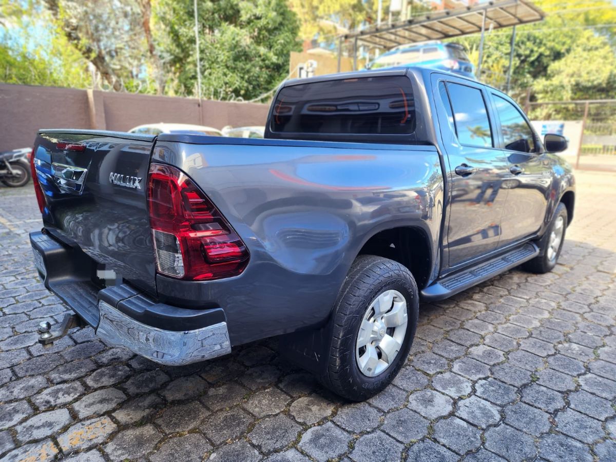TOYOTA HILUX - 2022                                        