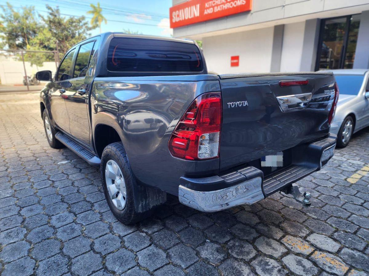 TOYOTA HILUX - 2022                                        
