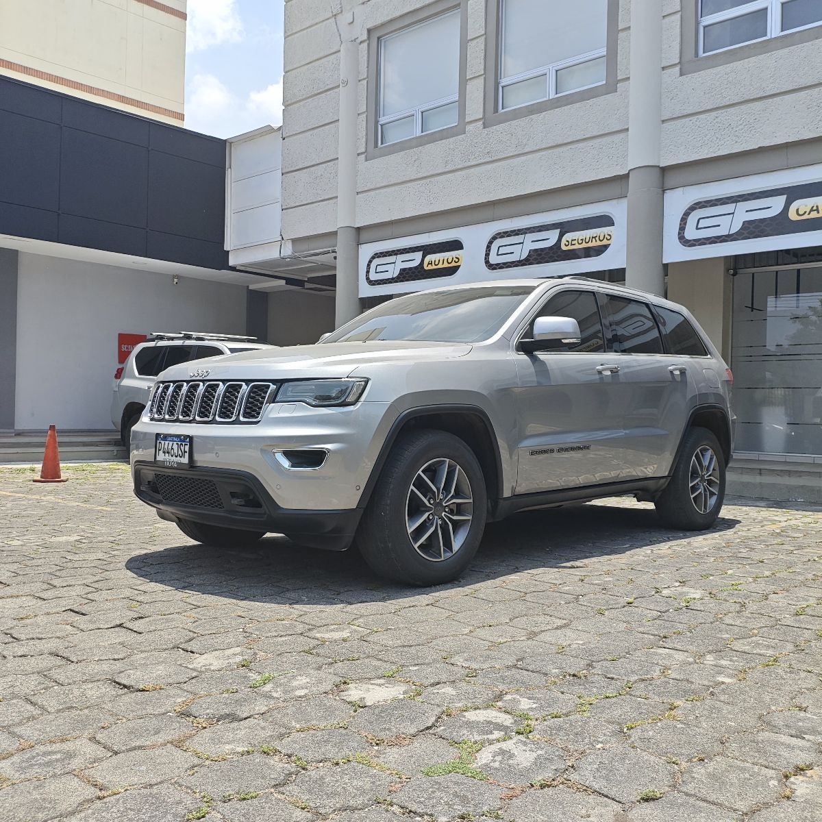 JEEP GRAND CHEROKEE LAREDO - 2021                                        