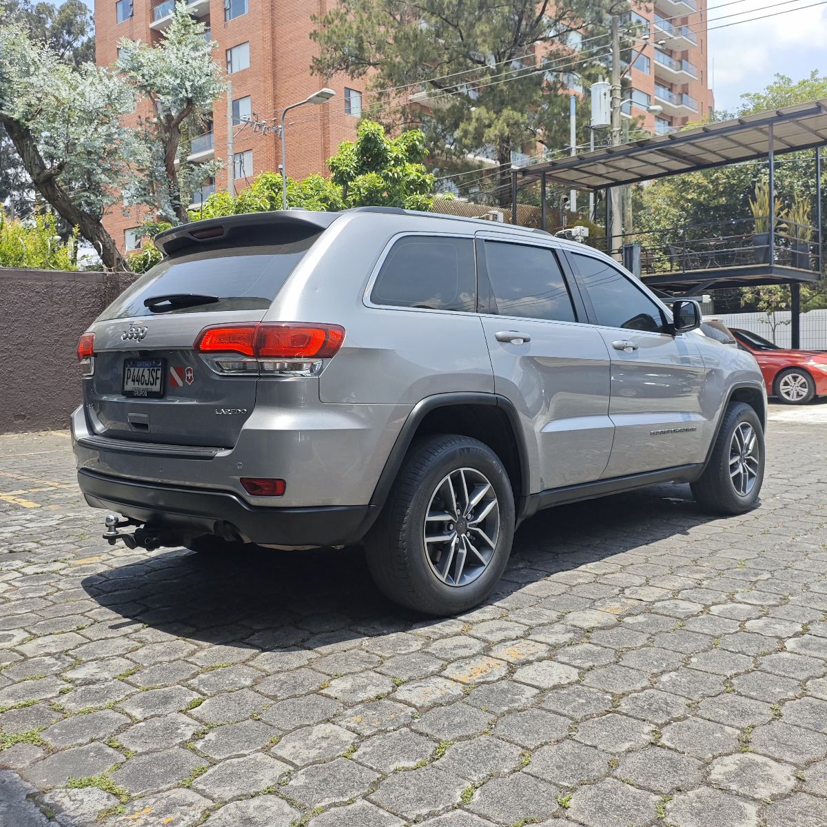 JEEP GRAND CHEROKEE LAREDO - 2021                                        