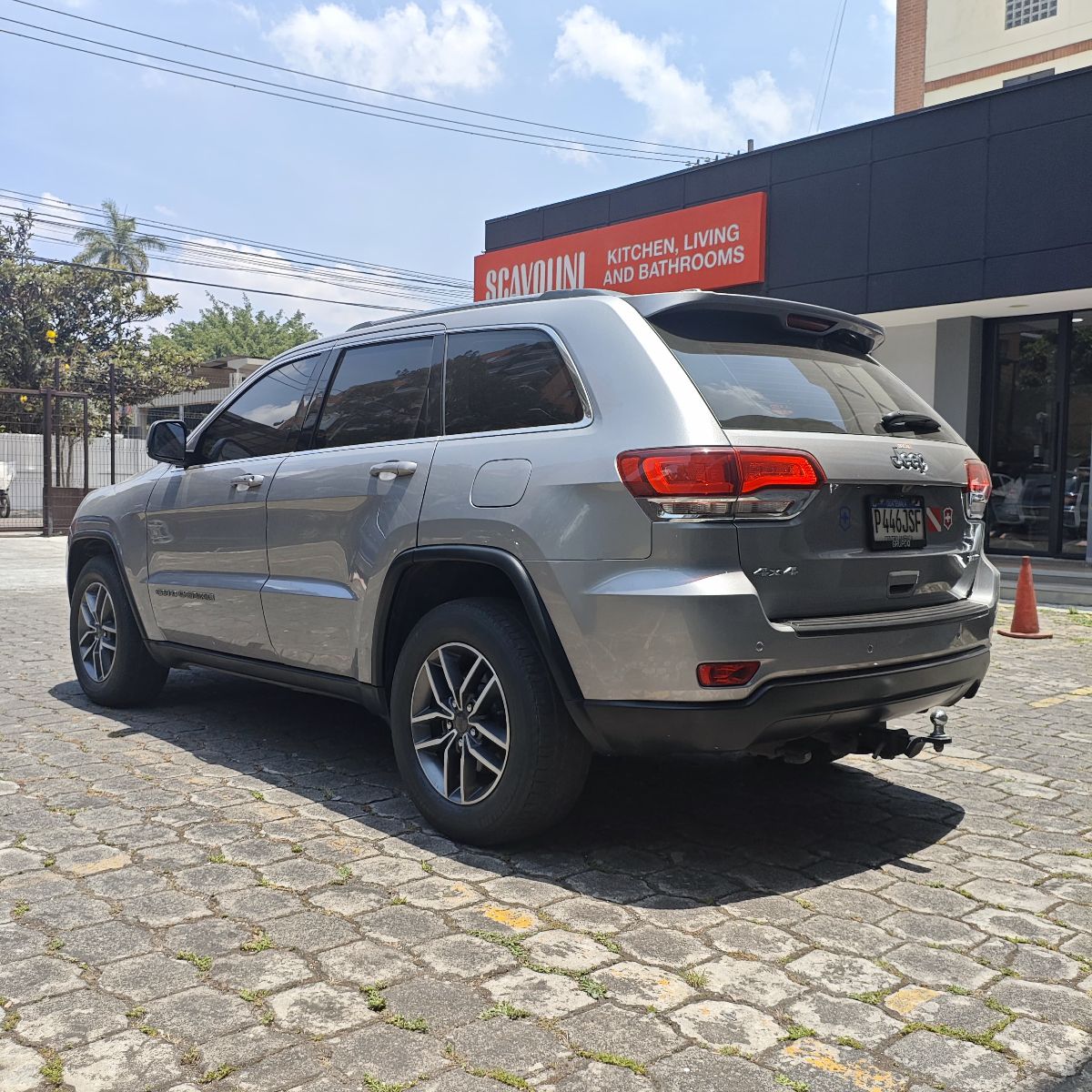 JEEP GRAND CHEROKEE LAREDO - 2021                                        