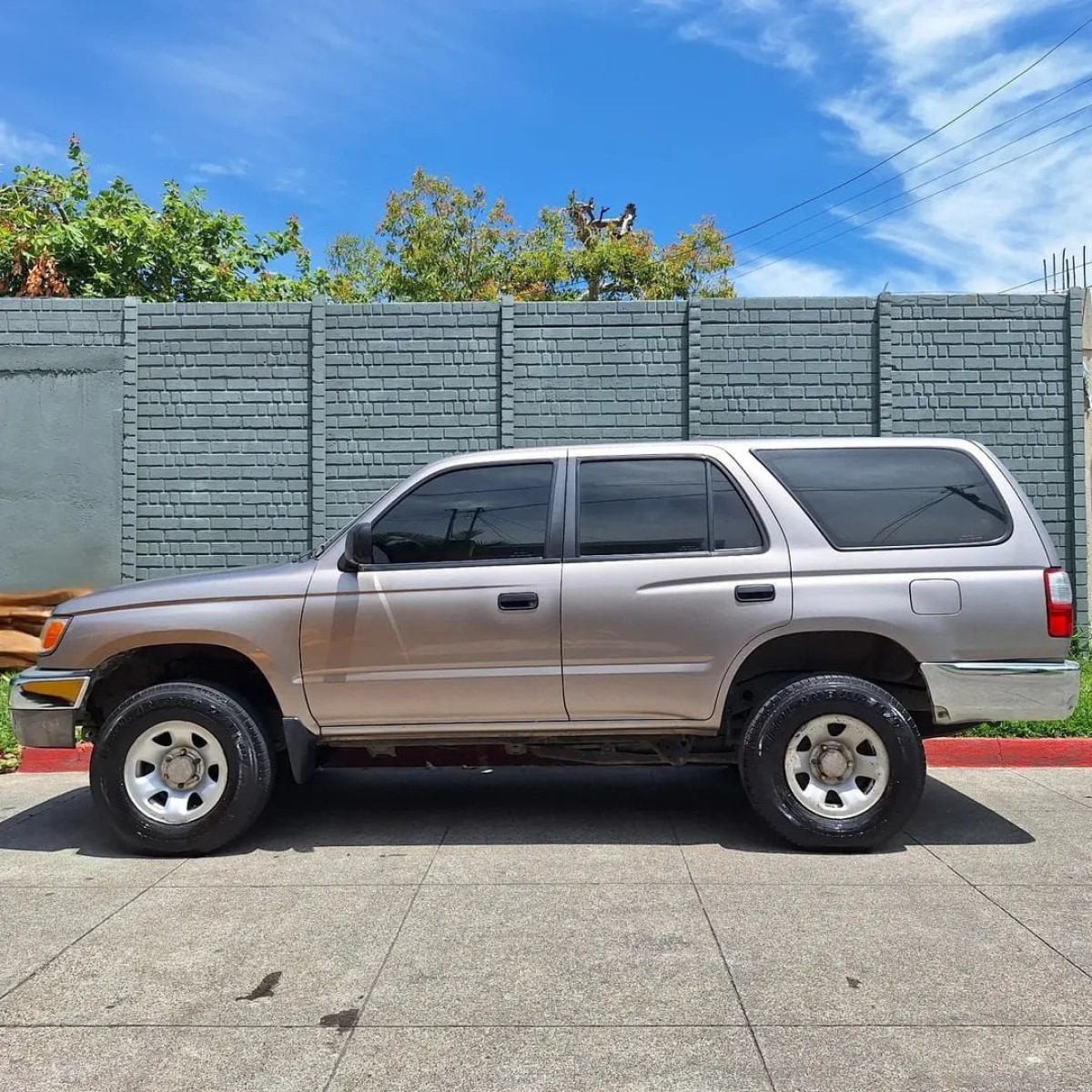 TOYOTA 4 RUNNER - 2002                                        