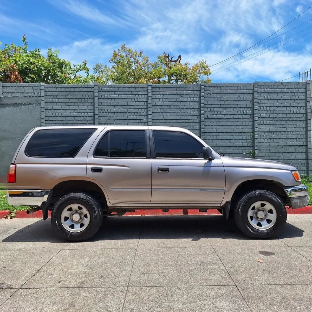 TOYOTA 4 RUNNER - 2002                                        