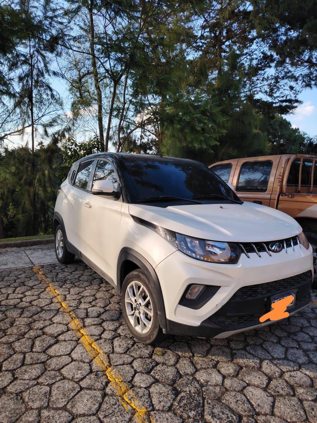 MAHINDRA   KUV100 - 2022