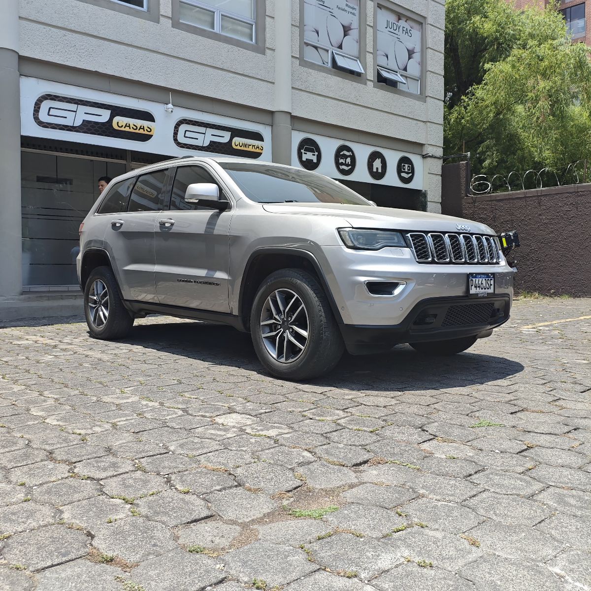 JEEP GRAND CHEROKEE LAREDO - 2021
